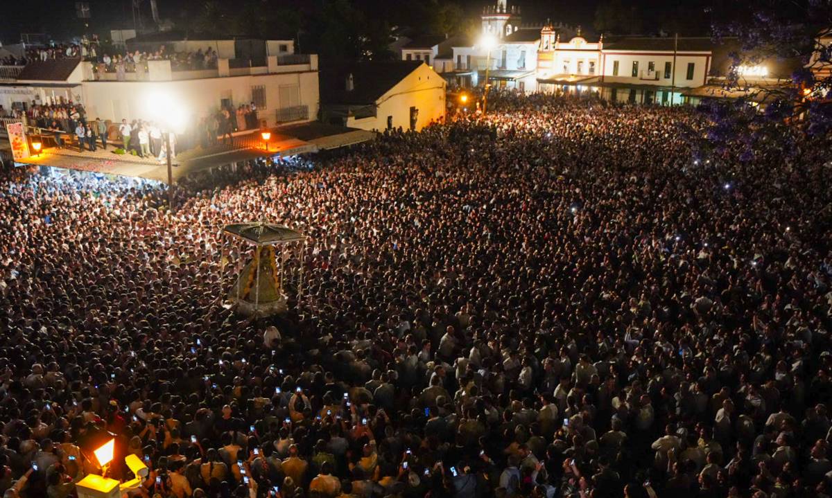 La Virgen del Rocío, en la aldea: los almonteños saltan la reja a las 3:02 horas entre algún desvanecimiento y cuadros de ansiedad