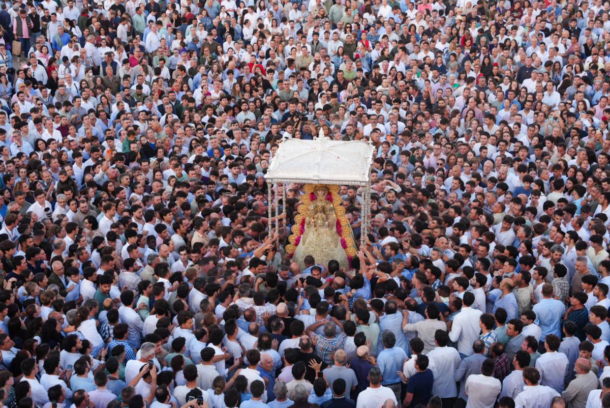 La Virgen del Rocío en la mañana del Lunes de Pentecostés recorriendo la Aldea. - Reyna La Virgen del Rocío en la mañana del Lunes de Pentecostés recorriendo la Aldea.