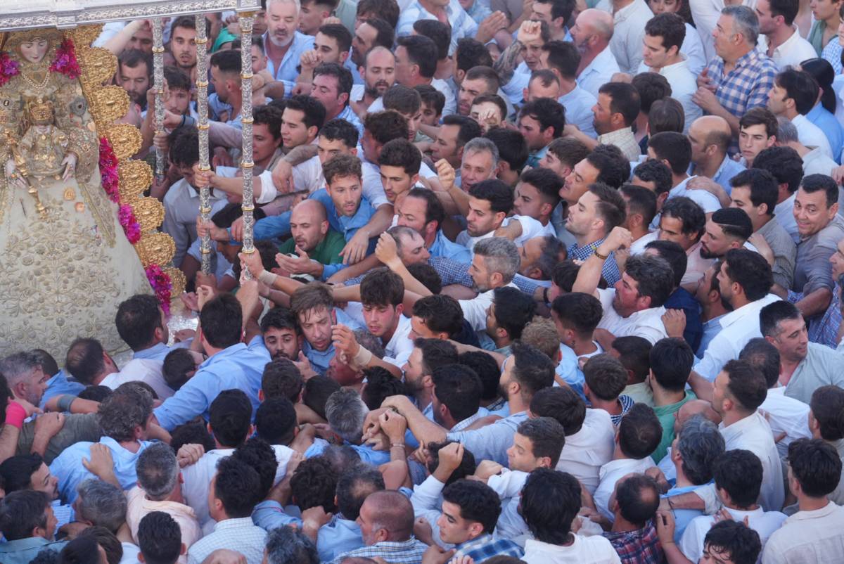 La Virgen del Rocío en la mañana del Lunes de Pentecostés recorriendo la Aldea. - Reyna La Virgen del Rocío en la mañana del Lunes de Pentecostés recorriendo la Aldea.