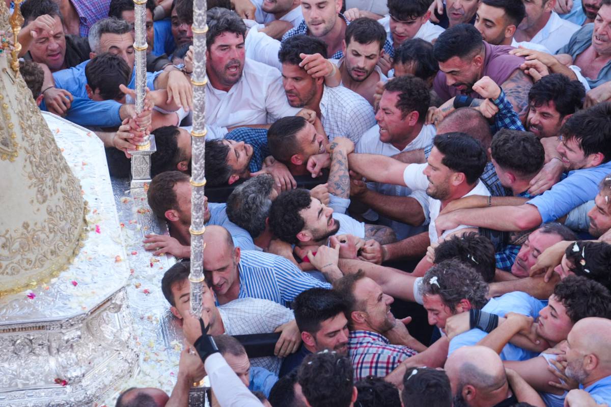 La Virgen del Rocío en la mañana del Lunes de Pentecostés recorriendo la Aldea. - Reyna La Virgen del Rocío en la mañana del Lunes de Pentecostés recorriendo la Aldea.