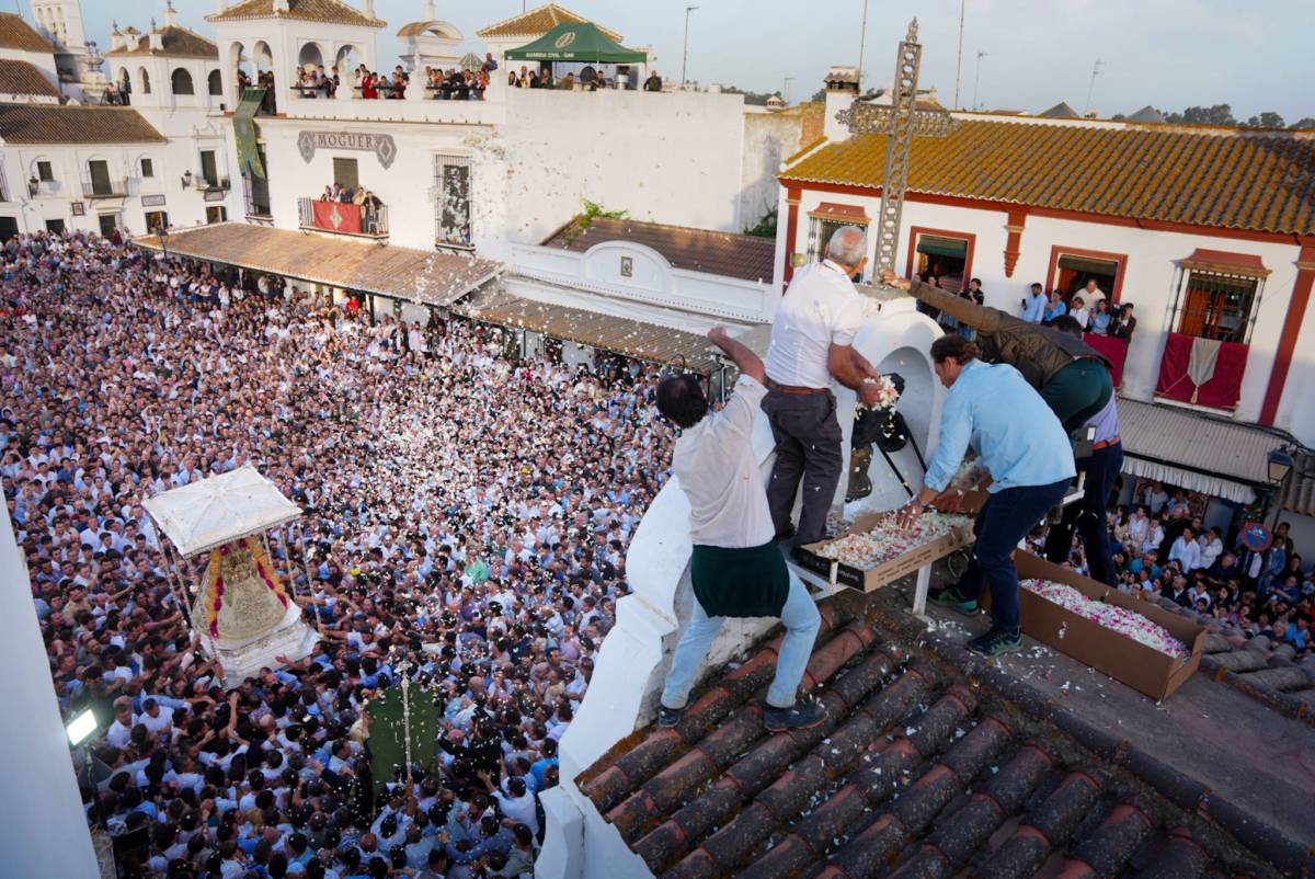 La Virgen del Rocío continúa recorriendo la Aldea con los primeros rayos de sol del Lunes de Pentecostés