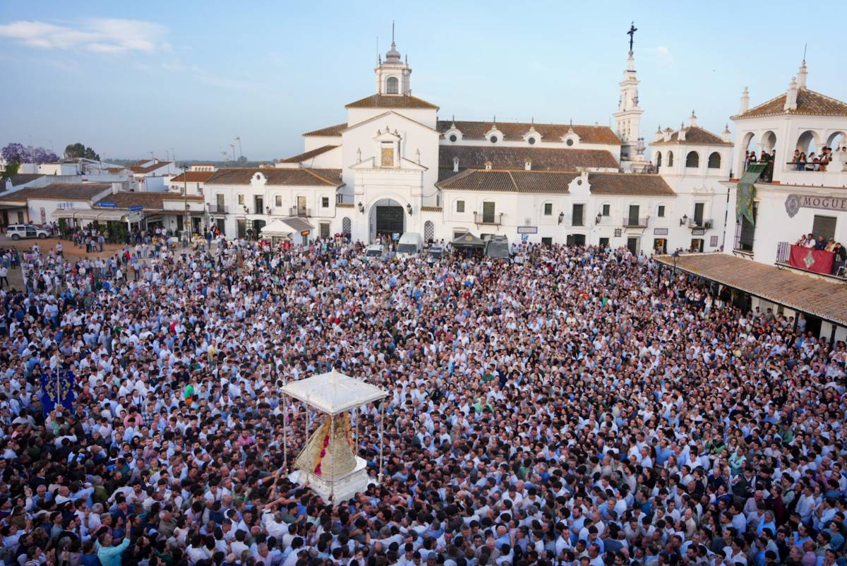 La Matriz de Almonte se sacrifica por el resto y retrasa dos días su vuelta para dejar camino libre por los incendios de Doñana