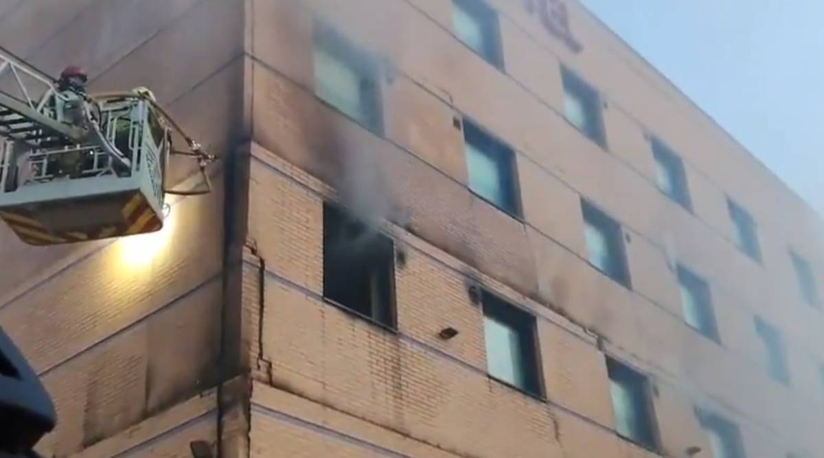 VÍDEO | Un centenar de desalojados de madrugada en un hotel Ibis en el centro de Málaga, tras arder el conocido Grand Café del Guadalmedina