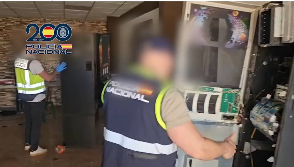 Uniformes de Guardia Civil, un gran arma... un grupo en Los Palacios robaba tragaperras y las revendían a narcos para sus 'chutaderos'