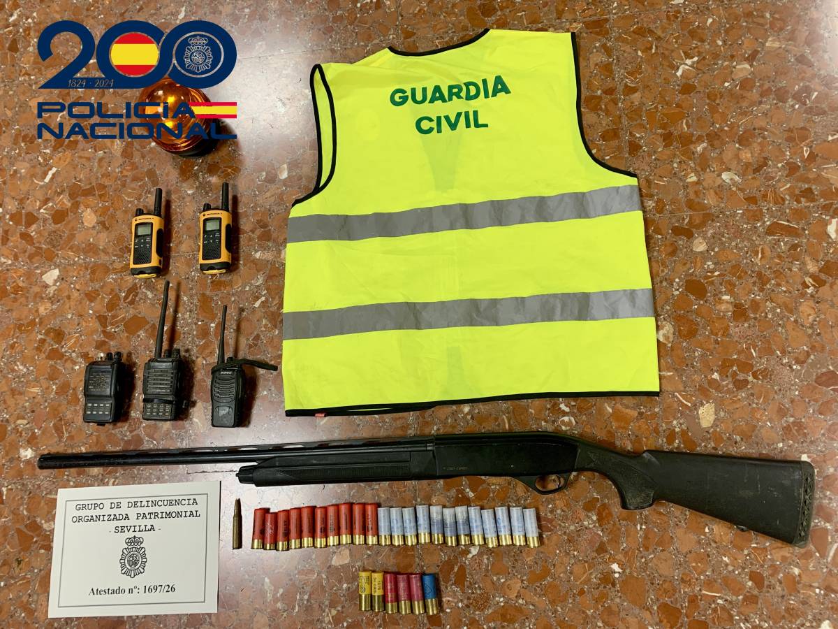 Uniformes de Guardia Civil, un gran arma... un grupo en Los Palacios robaba tragaperras y las revendían a narcos para sus 'chutaderos'