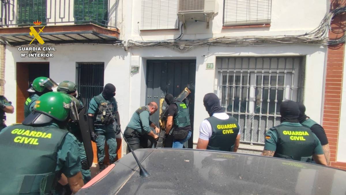 Un vecino de Sevilla escondía dos piedras preciosas en su 'fábrica' de metanfetamina y marihuana