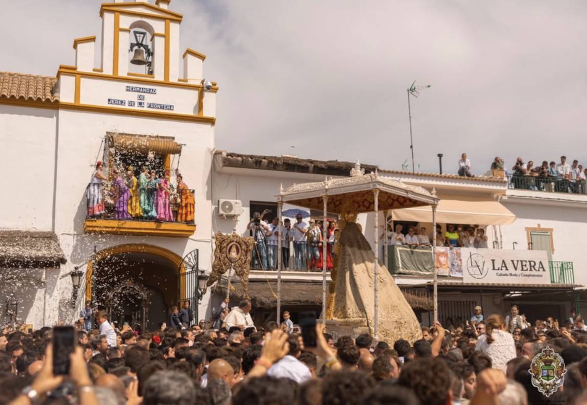 El encuentro de Jerez con la Virgen del Rocío deja una de las imágenes más esperadas del lunes de Pentecostés