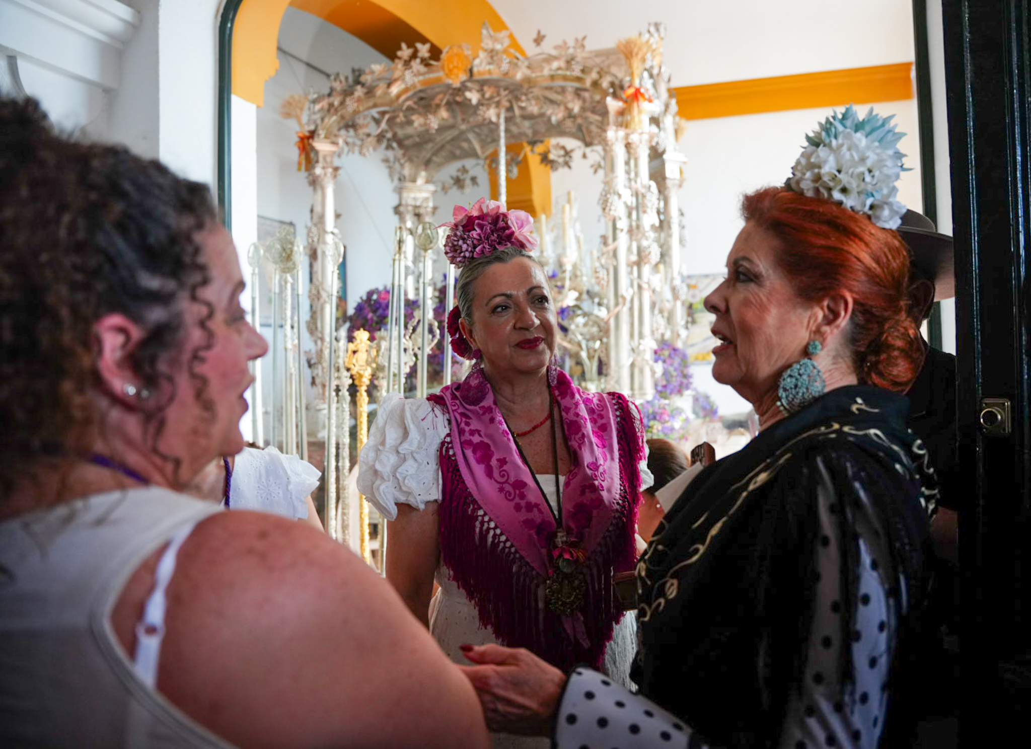 Mujerez esperando a la Virgen del Rocío delante de la carreta del simpecado de Jerez.