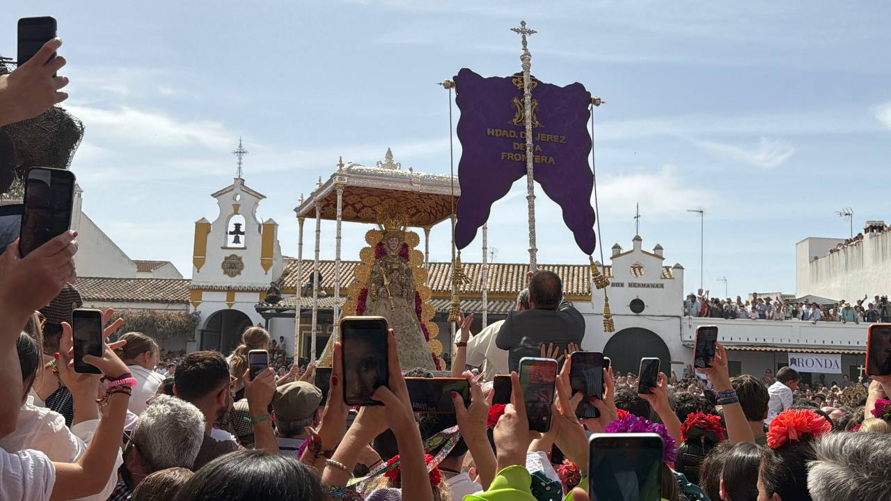 El simpecado de Jerez, frente a la Virgen del Rocío.
