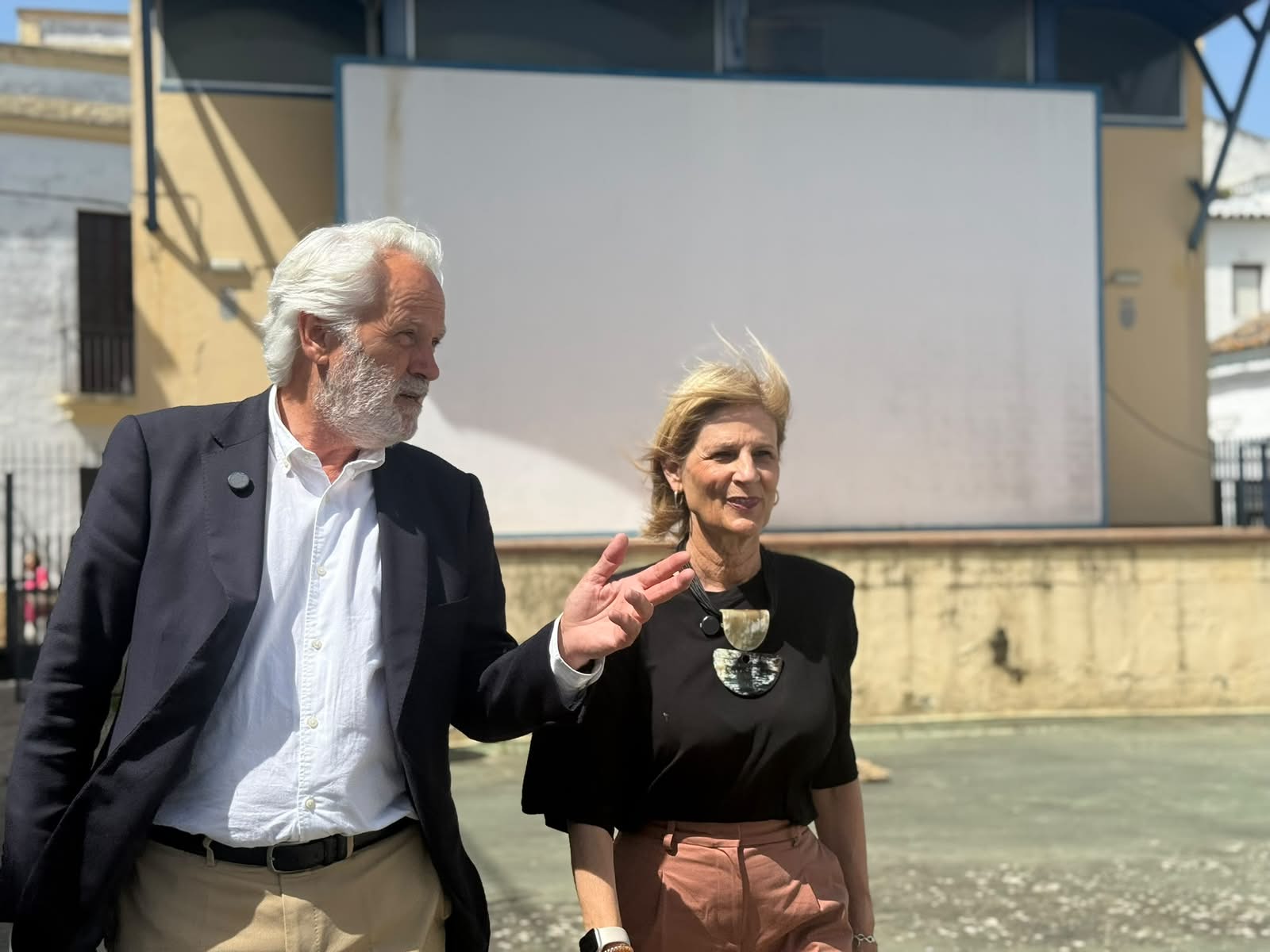 La alcaldesa y Agustín Muñoz han visitado el cine Astoria donde se acometerán obras para su acondicionamiento. - La alcaldesa y Agustín Muñoz han visitado el cine Astoria donde se acometerán obras para su acondicionamiento.
