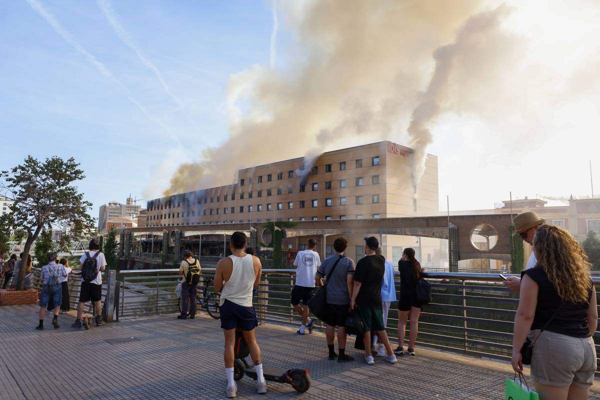 Devastación del hotel Ibis del centro de Málaga: el fuego se reaviva y las llamas alcanzan 18 horas después la última planta