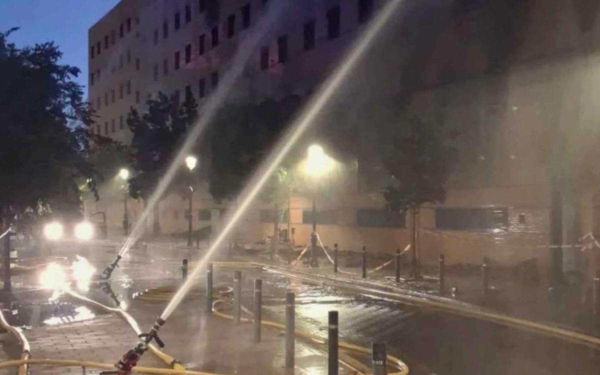 Riesgo de colapso: los bomberos siguen luchando contra el fuego en el hotel Ibis del centro de Málaga