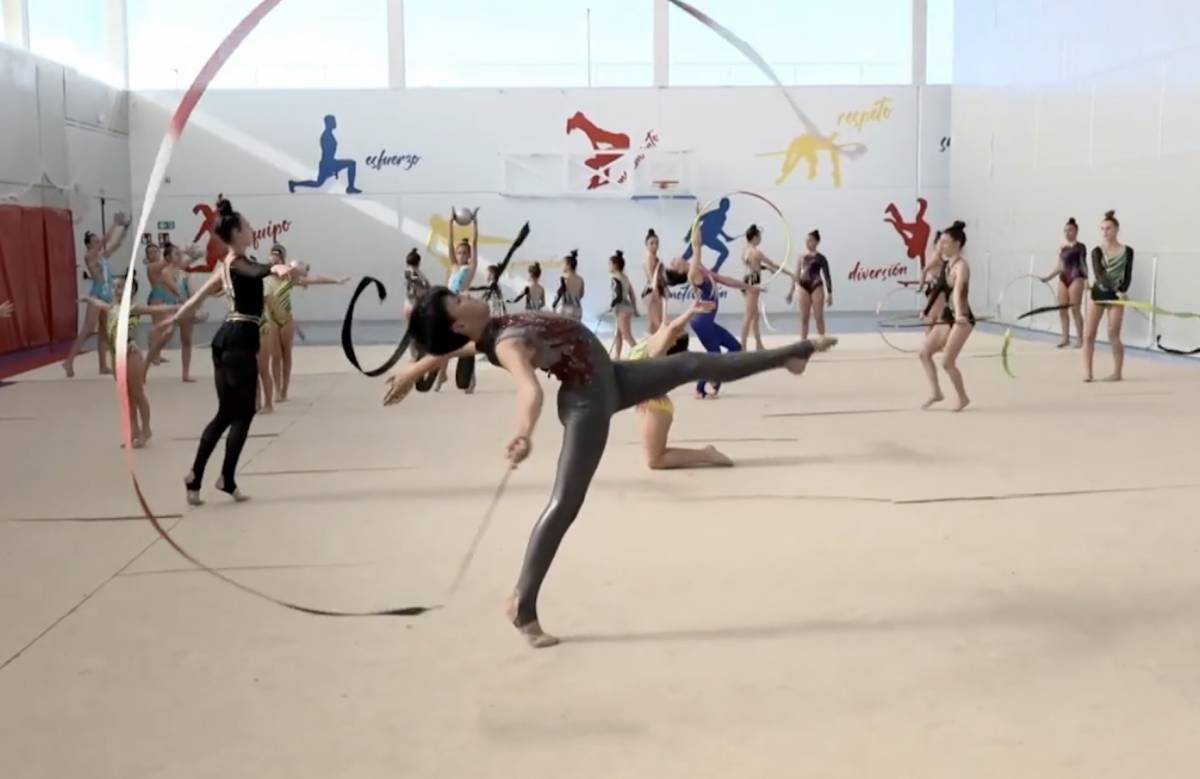 Un niño sevillano de 13 años rompe los estereotipos de la gimnasia rítmica y se gana una plaza en el Campeonato de España