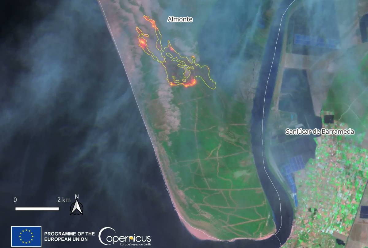 La Junta incorpora más medios para luchar contra el fuego en Doñana, sumando ya 120 profesionales: así se ve el incendio desde el cielo