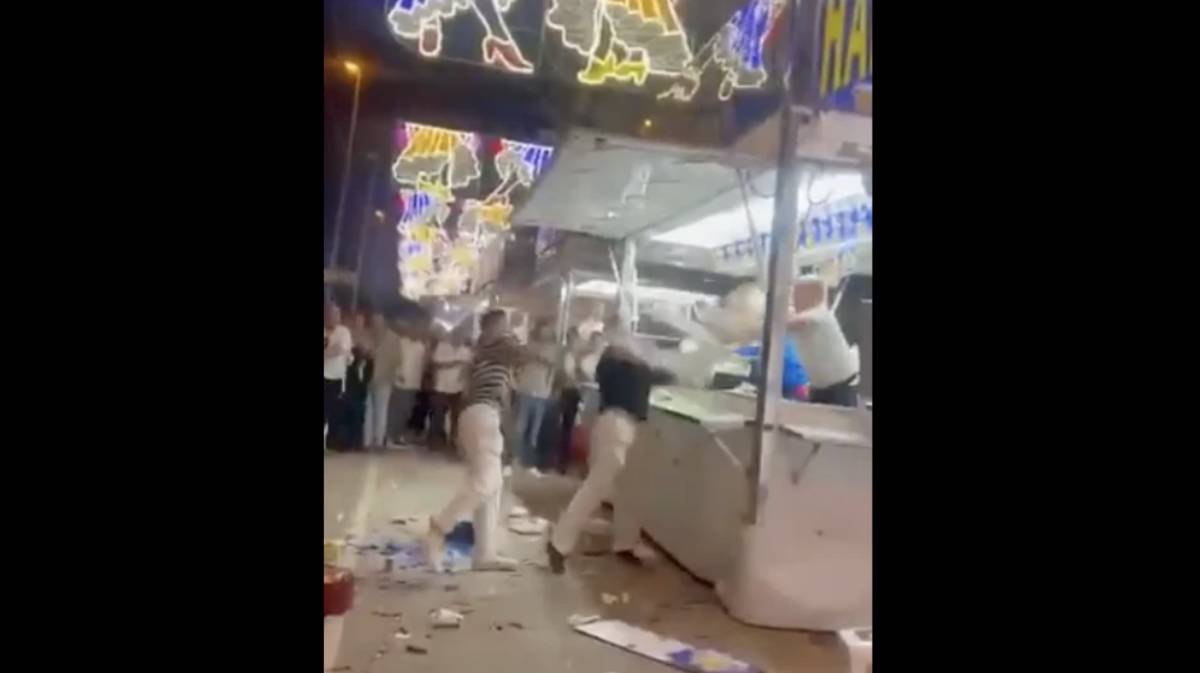 Una brutal pelea con sillas voladoras en un puesto de hamburguesas desata el caos en la entrada de la Feria de Córdoba