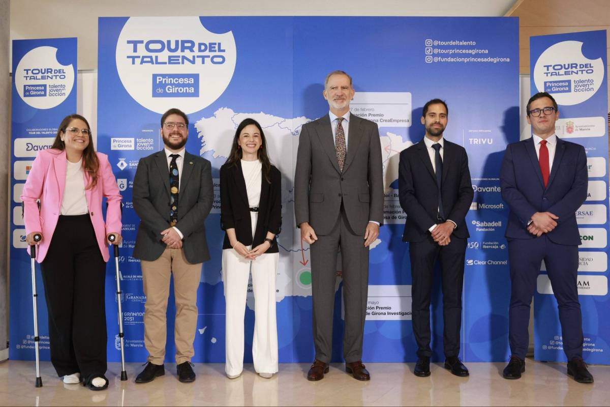 El rey Felipe VI, con ganadores de los premios Princesa de Girona, entre ellos el andaluz Rafael Luque.