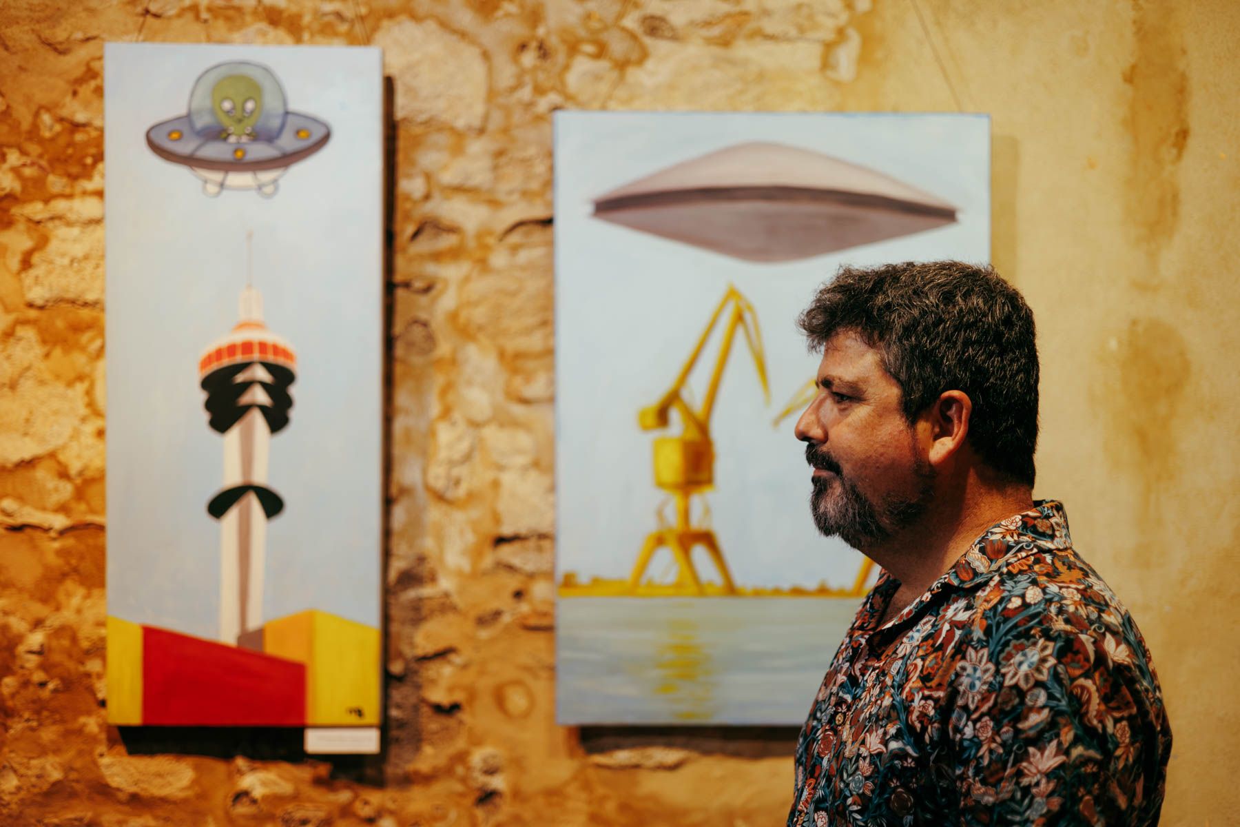 Aparcar en Cádiz sí es ciencia ficción: la sátira pictórica de Mikel Gil sobre ciudades masificadas