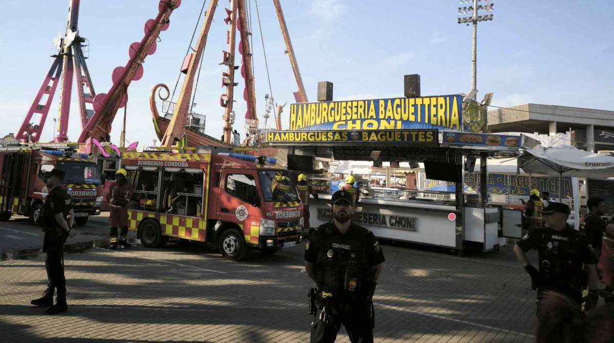 Susto en la calle del Infierno de la Feria de Córdoba en un puesto de la misma marca de hamburguesería donde volaron sillas