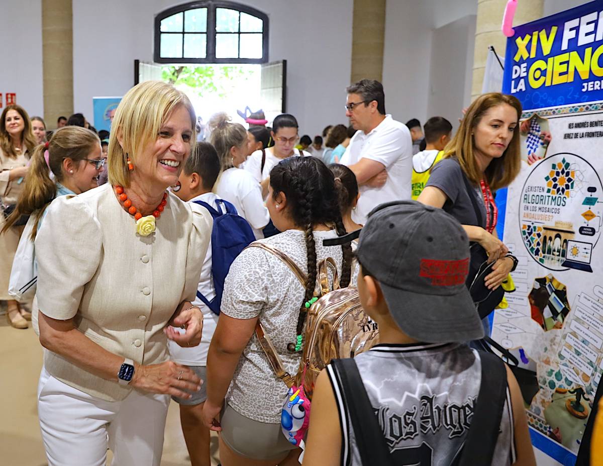 La alcaldesa, durante su visita a la Feria de la Ciencia en Jerez.