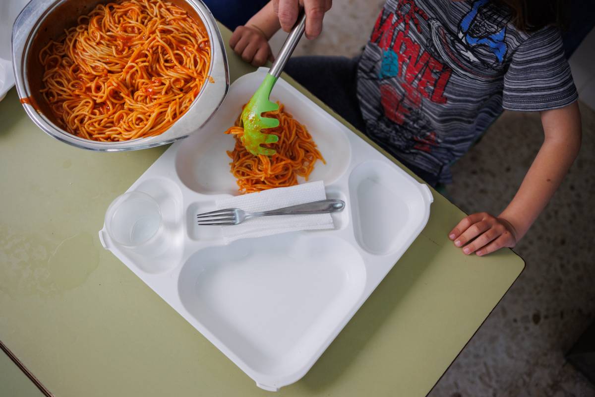 Un niño de ocho años sufre graves quemaduras al caerle una olla encima en un colegio de Almería