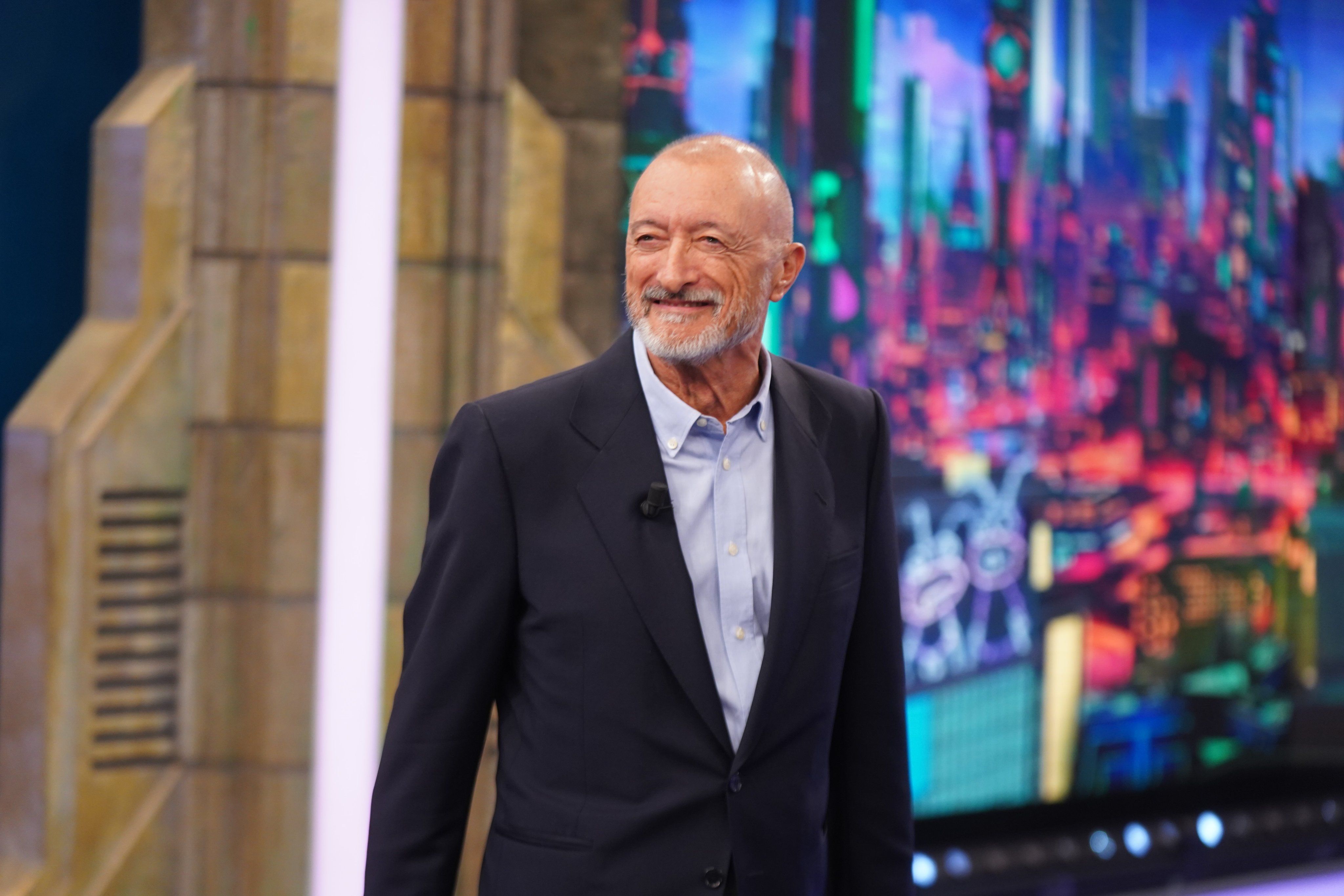 El escritor Arturo Pérez-Reverte en una visita a 'El Hormiguero' de Antena 3. - 