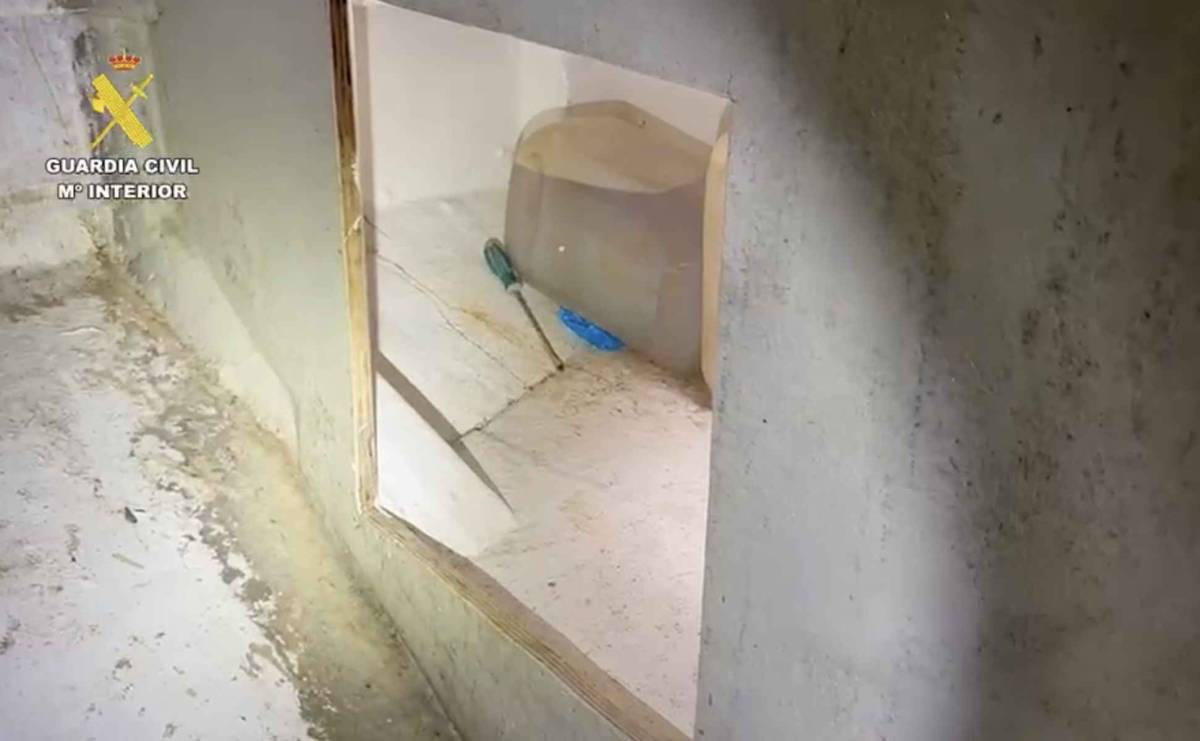 Una operación de la Guardia Civil destapa un 'narcoescondite' con 1.900 kilos de hachís en un pesquero atracado en Bonanza