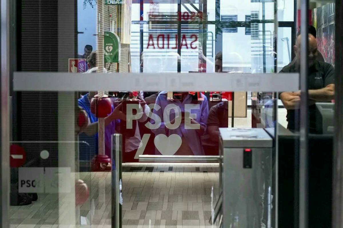 Agentes de la UCO de la Guardia Civil se encuentran en la sede central del PSOE en la calle Ferraz de Madrid.