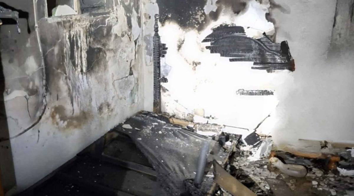 Un dormitorio calcinado y dos evacuados tras un incendio en una vivienda de Chiclana