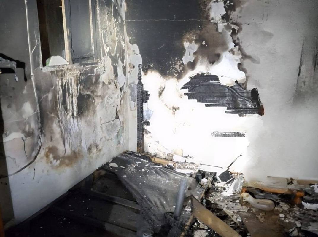 Rescatan a dos hermanos de 64 y 67 años tras un incendio en Chiclana: él salió con quemaduras y ella quedó atrapada entre escombros