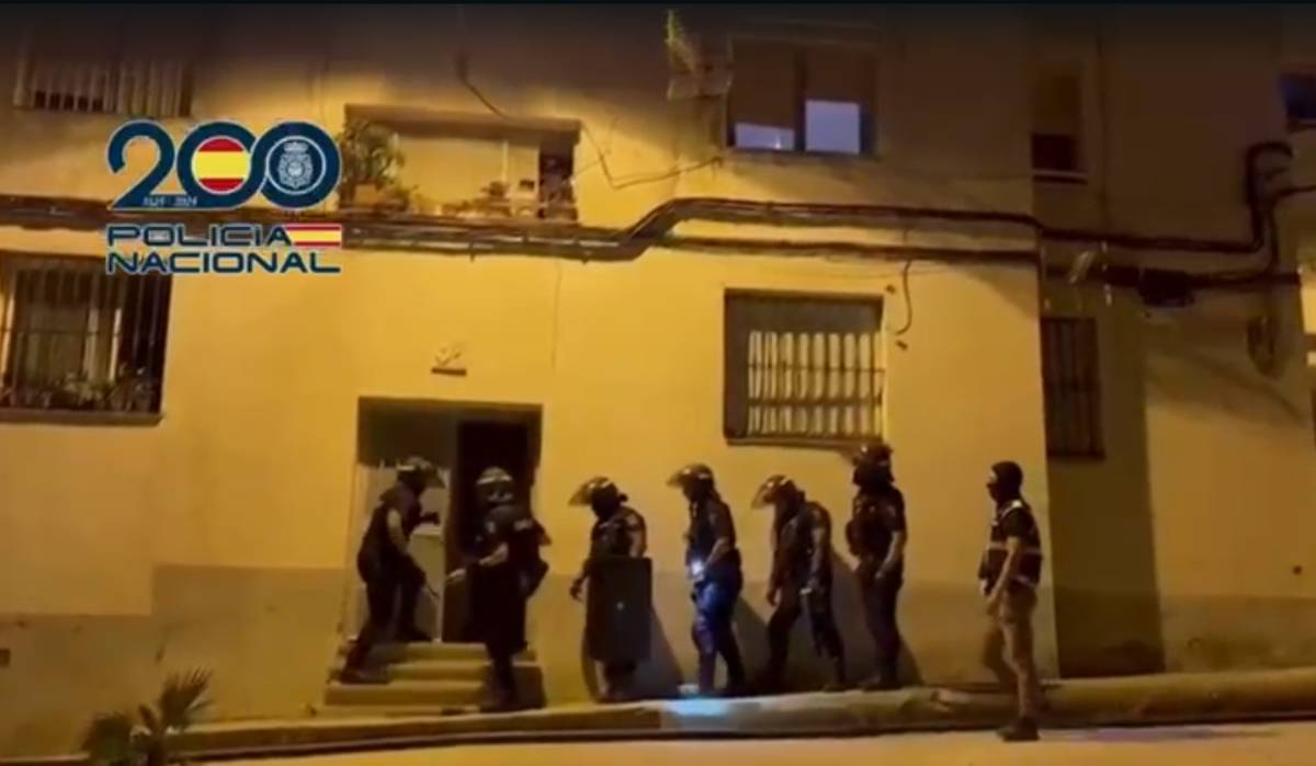 Agentes de la policía nacional entrando en uno de los domicilios de la Operación Horus - Agentes de la policía nacional entrando en uno de los domicilios de la Operación Horus