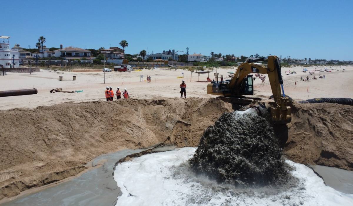 La Barrosa recibe 50.000 m³ de arena para recuperar las zonas afectadas por las borrascas del invierno - La Barrosa recibe 50.000 m³ de arena para recuperar las zonas afectadas por las borrascas del invierno