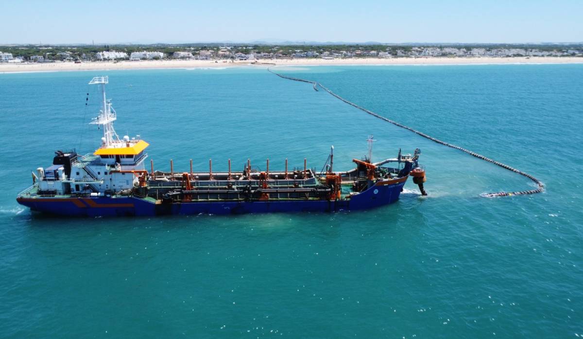 Una imagen aérea de los trabajos realizados en la playa de La Barrosa en Chiclana - Una imagen aérea de los trabajos realizados en la playa de La Barrosa en Chiclana