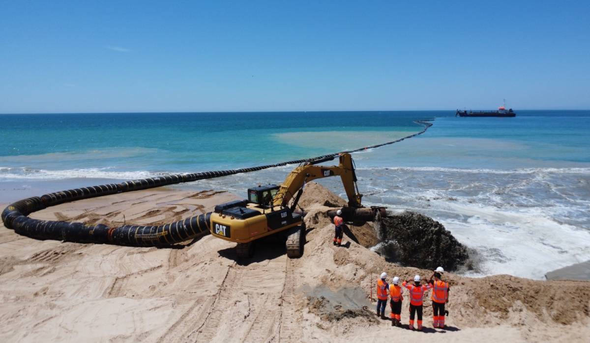 La Barrosa encara el final de su regeneración: 50.000 metros cúbicos de arena tras el golpe del invierno