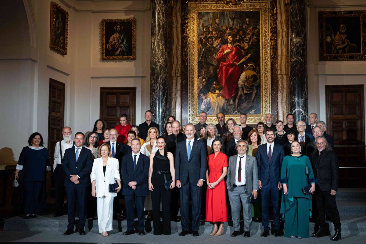 Foto de familia tras la entrega de las Medallas de Oro en las Bellas Artes 2024 en Toledo.