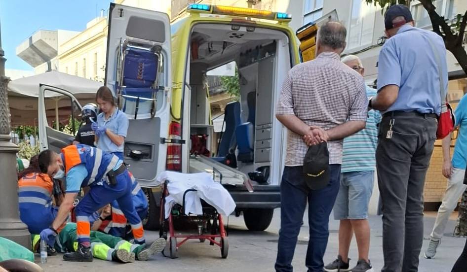 Personal sanitario atiende al trabajador desplomado en calle Larga.