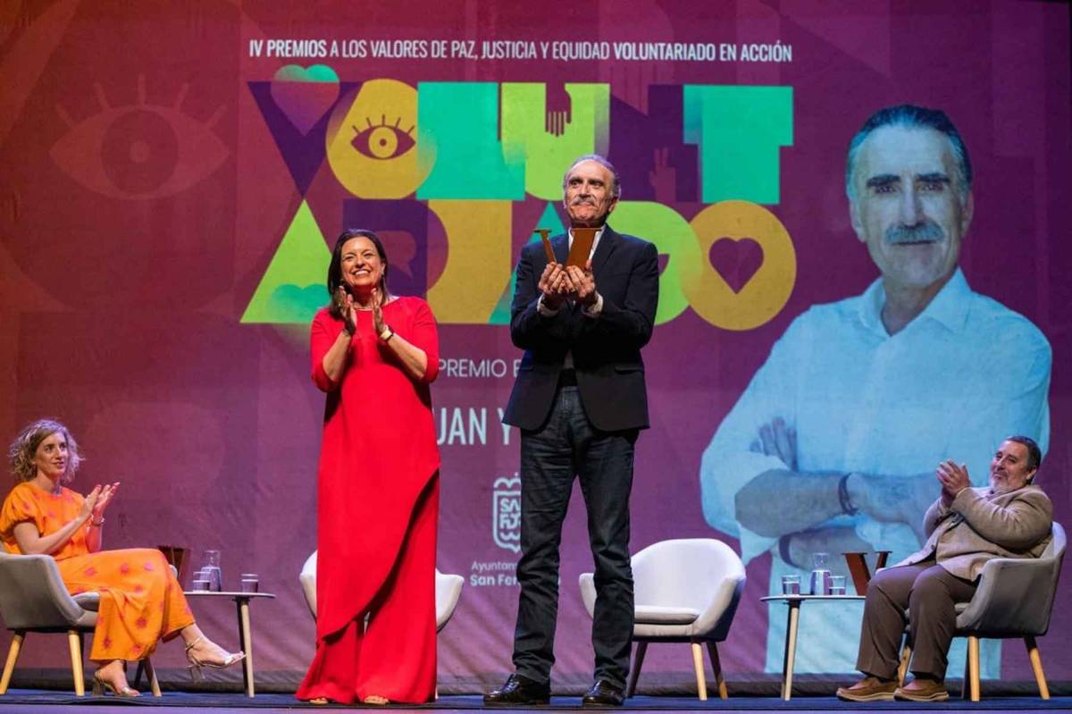 Juan y Medio emociona a San Fernando con un discurso sobre la soledad de las personas mayores