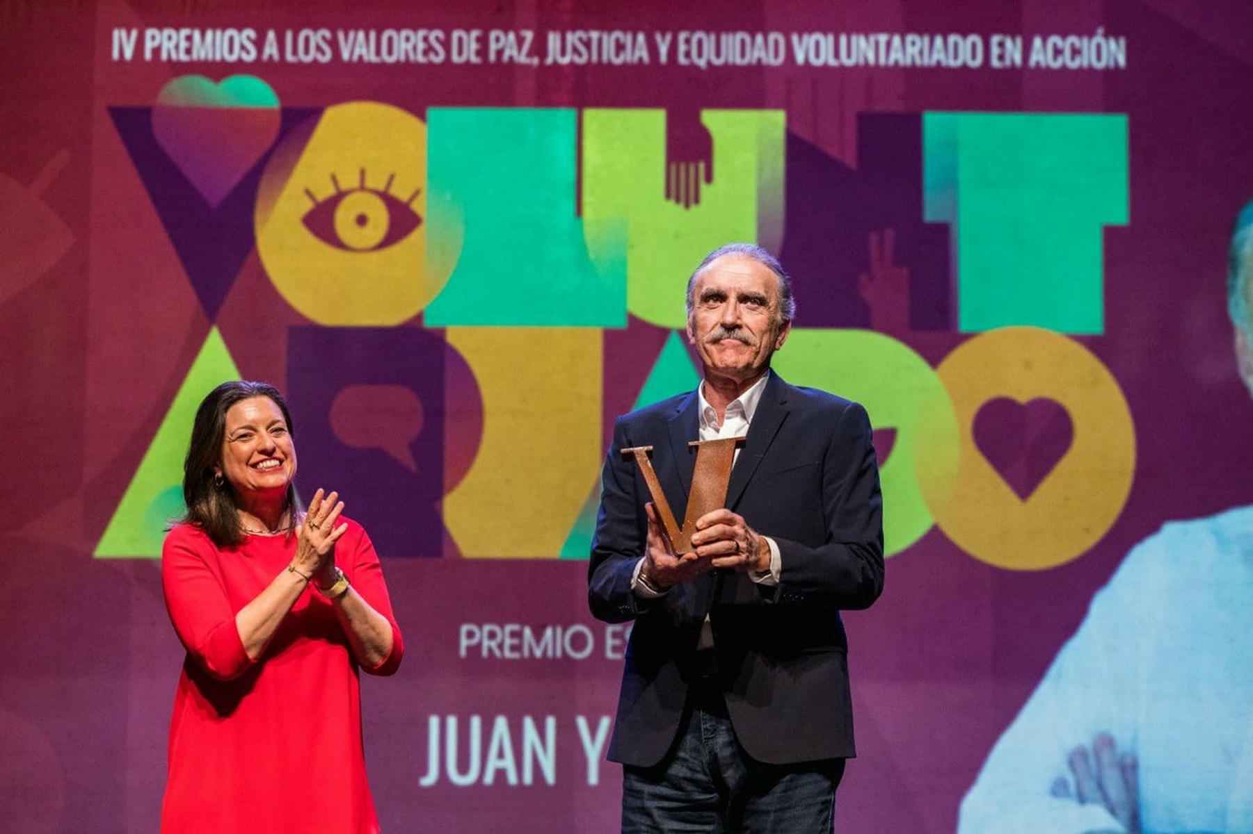 Otra imagen de Juan y Medio, junto a al alcaldesa de San Fernando