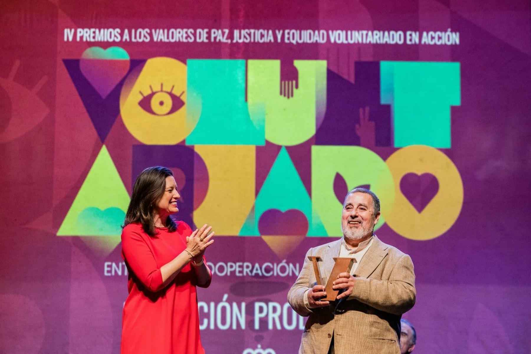 Manuel Cordero, con el premio recibido por la fundación ProLibertas