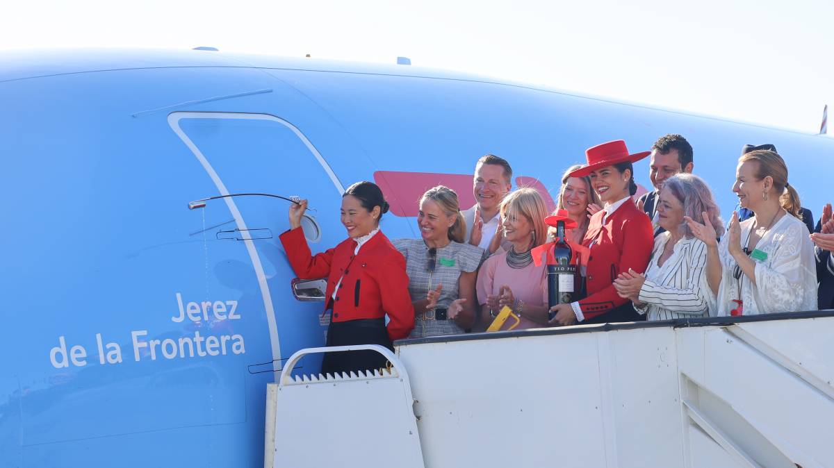 Así ha sido el bautismo con Tío Pepe de un avión llamado 'Jerez de la Frontera'