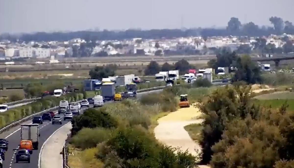 Caótica mañana en la AP-4 (de nuevo) entre Jerez y Sevilla: un accidente, el 'colmo' tras obras, coches parados y otras incidencias