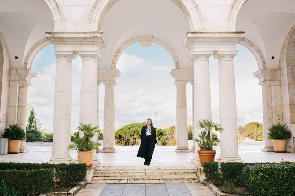 Paula Comitre en los jardines de la Casa Velázquez en Madrid