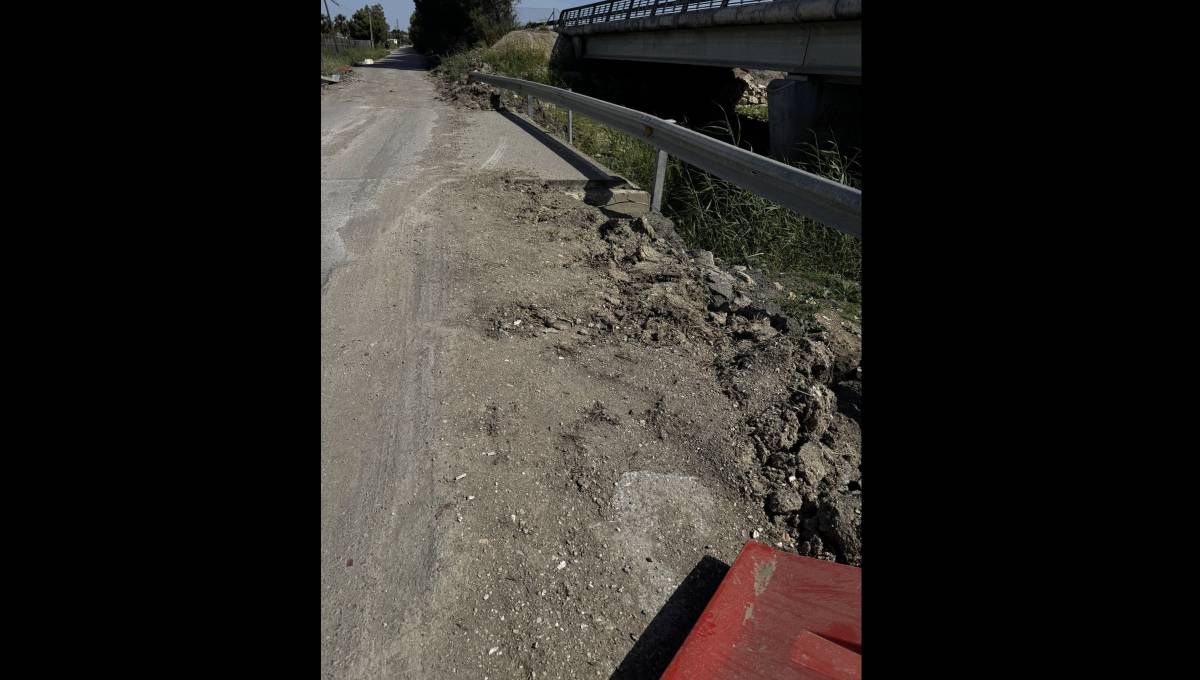 El PSOE denuncia la situación de Las Pachecas meses después de las inundaciones del Guadalete: baches, maleza y buzones tirados