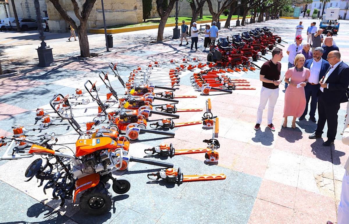 Maquinaria del servicio de parques y jardines de Jerez.