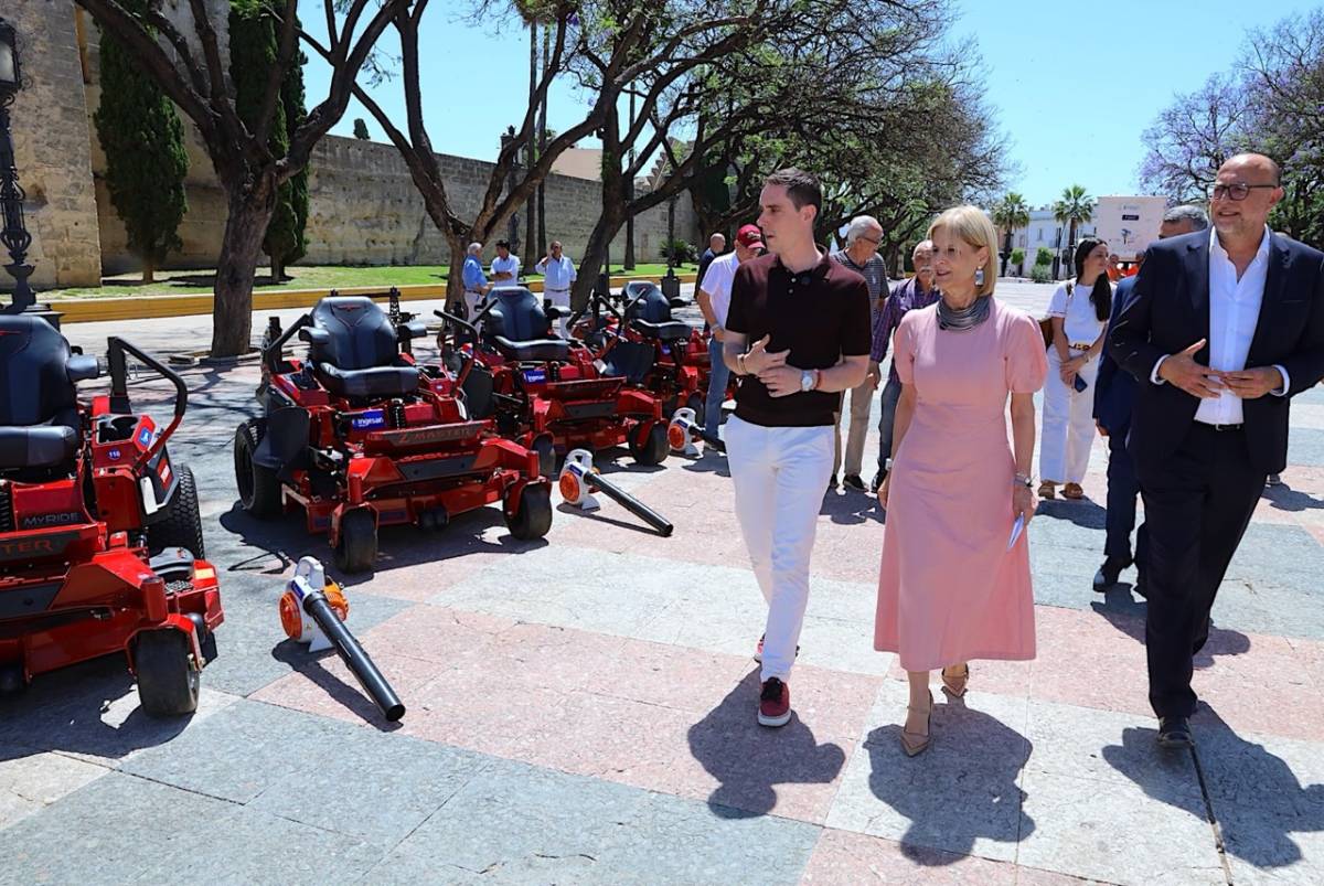 Espinar y García-Pelayo supervisan la nueva maquinaria.