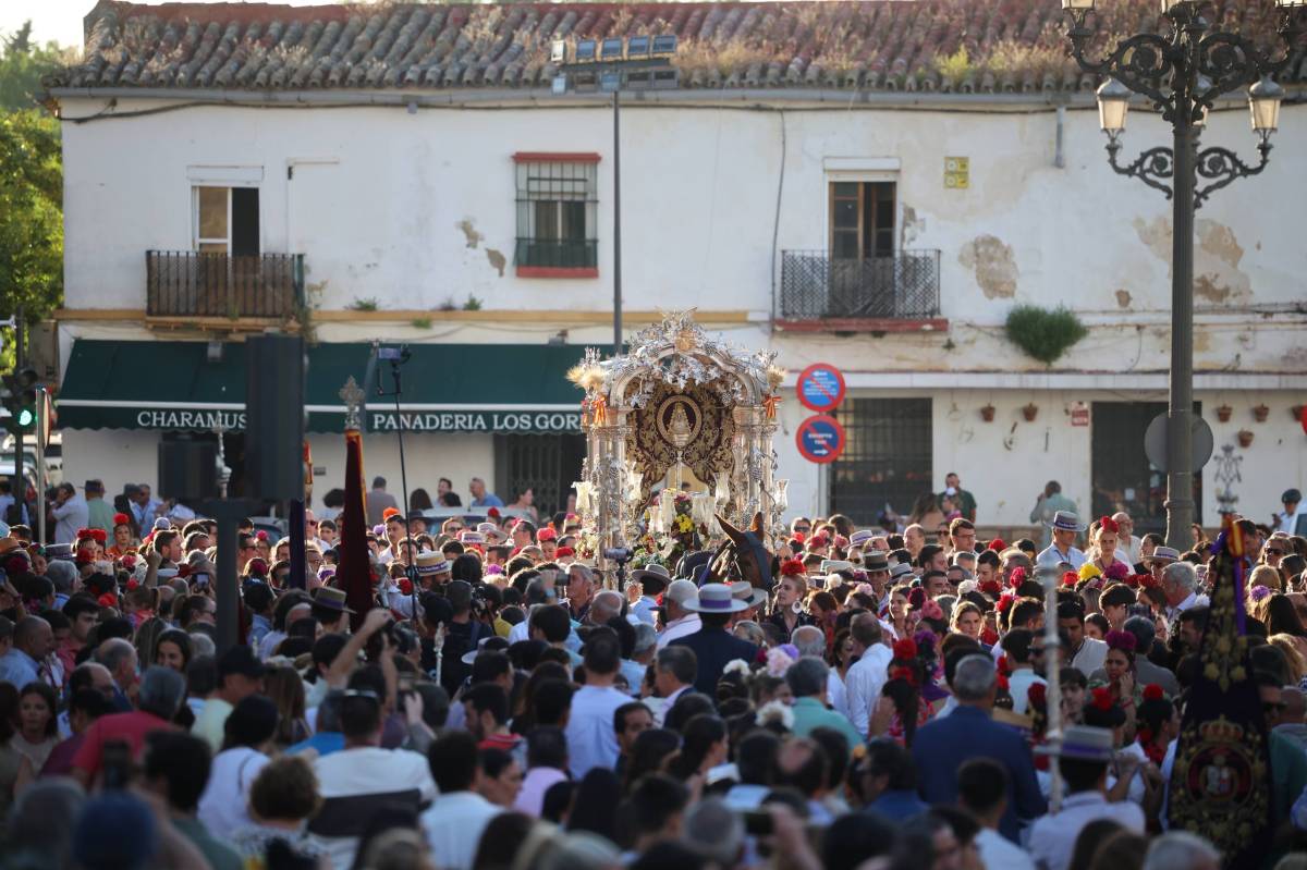 Una multitudinaria entrada rociera cierra para Jerez una romería marcada por la suspensión del camino de vuelta 