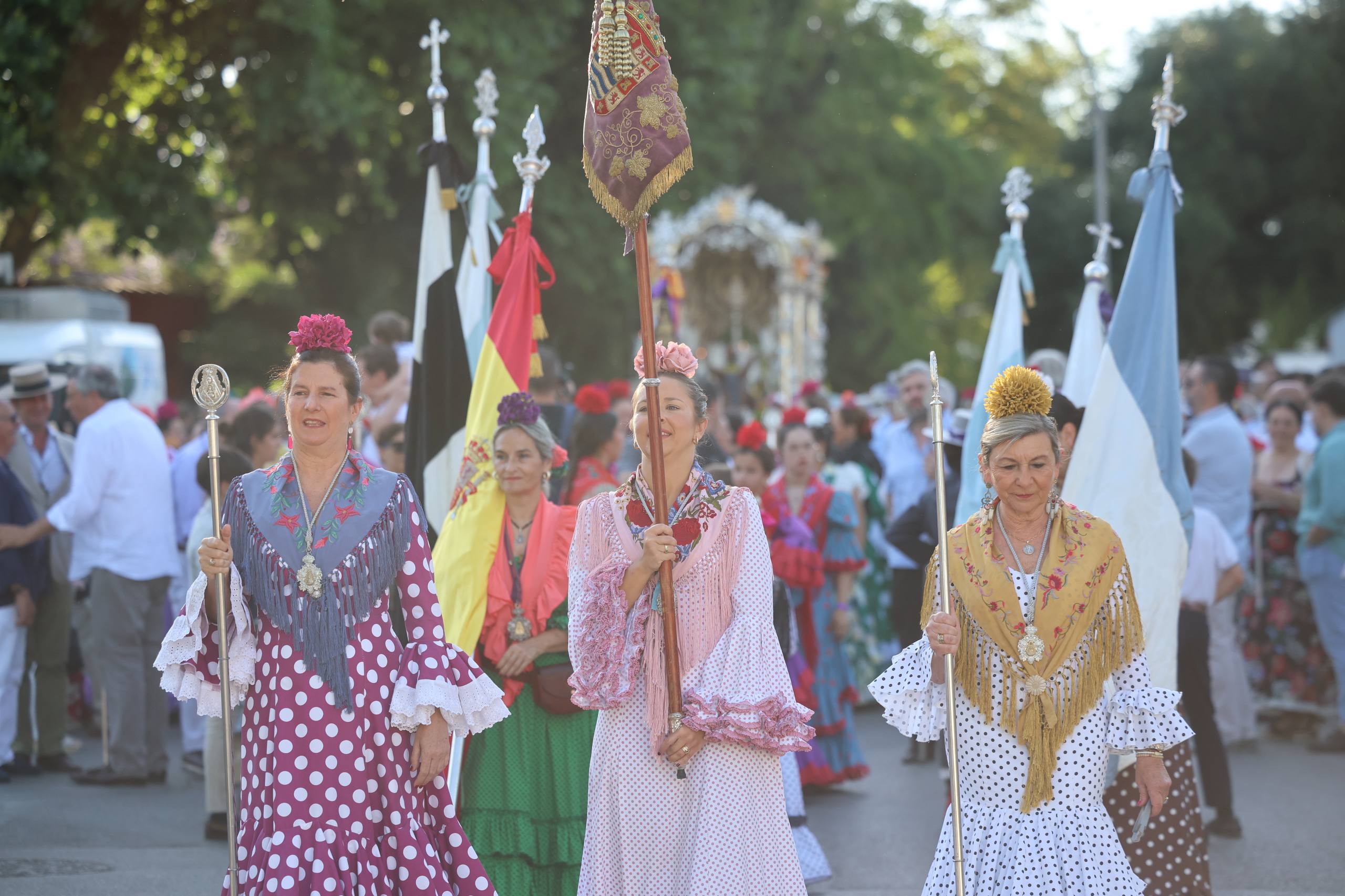 La camarera de camino con el banderín de Jerez abriendo la comitiva.