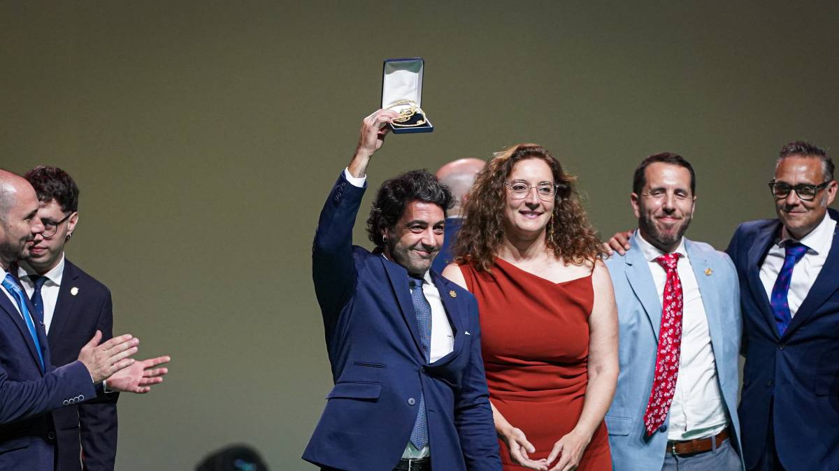 Antonio Álvarez Bizcocho recoge su medalla. - FERNANDO VAZQUEZ 