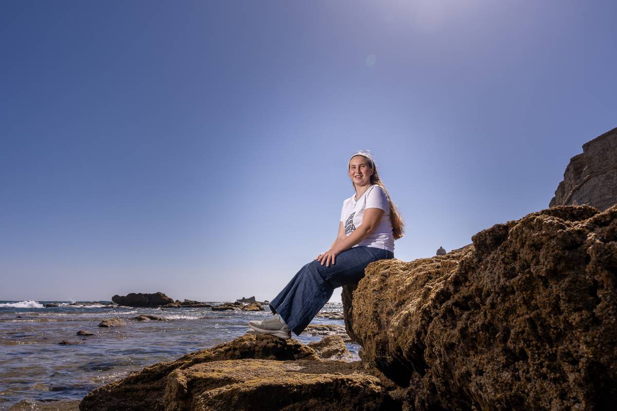 Natalia Rodríguez, la joven gaditana que quiere desmontar el miedo a los tiburones desde el arte y la ciencia