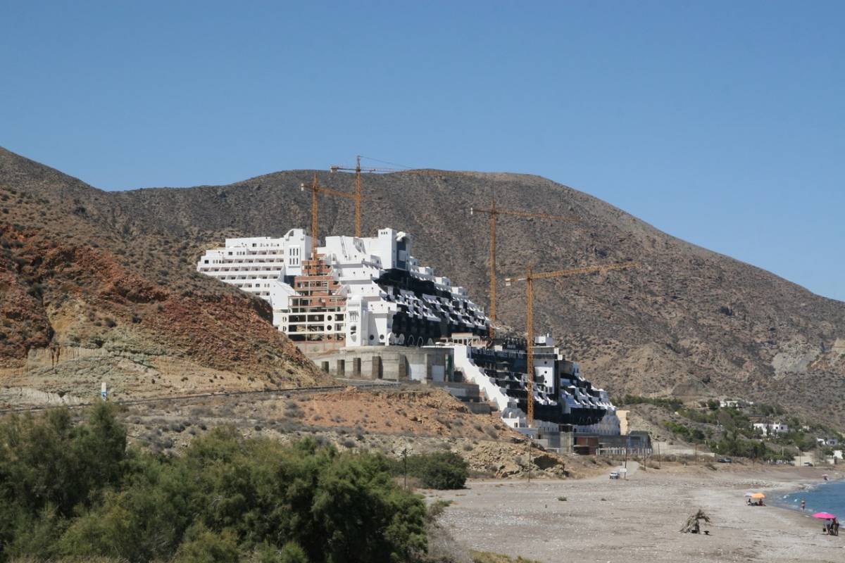 El hotel del Algarrobico, en Almería, a pie de playa. - 