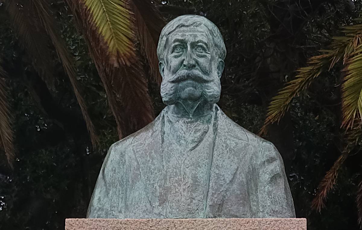 Monumento a José Moreno de Mora, vista frontal, detalle. - Monumento a José Moreno de Mora, vista frontal, detalle.